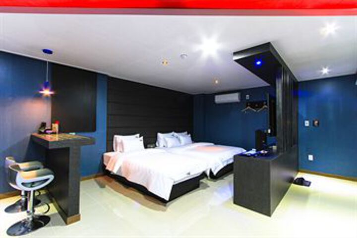 Room 15 of 22