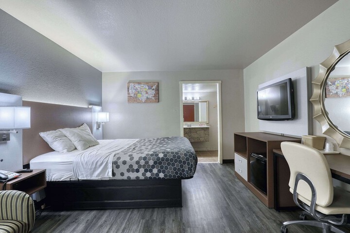 1 Queen Bed (8 of 29)