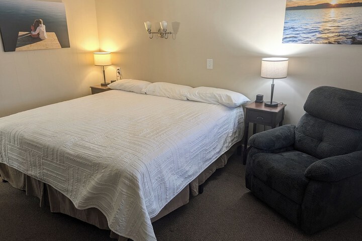 Deluxe Room 1 King Bed (4 of 7)