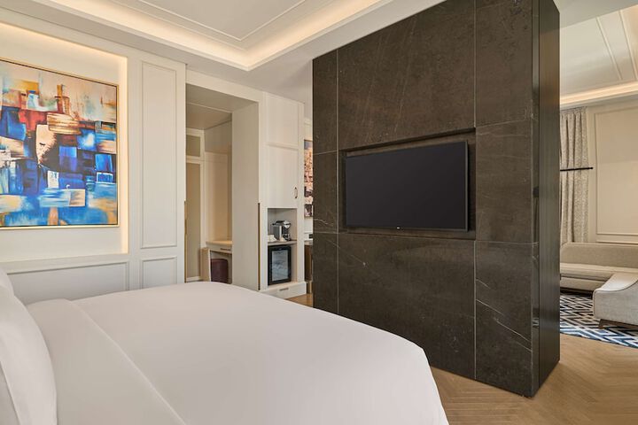 Room 33 of 178