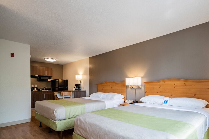 1 Queen Bed (6 of 14)