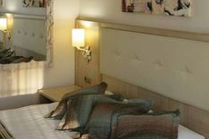 Room 8 of 40