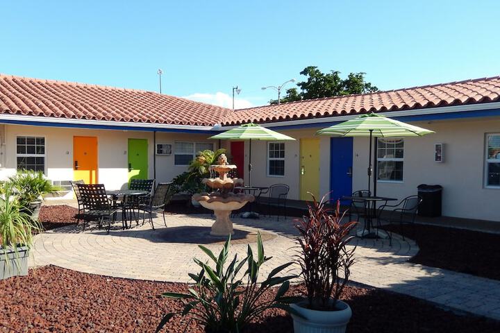 Hotel Exterior 33 of 34