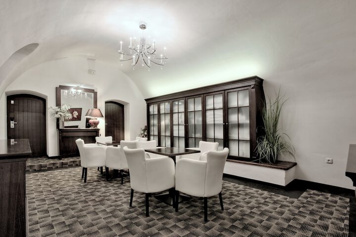 Lounge 74 of 78