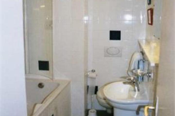 Room 2 of 6