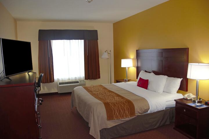 1 King Bed (5 of 12)