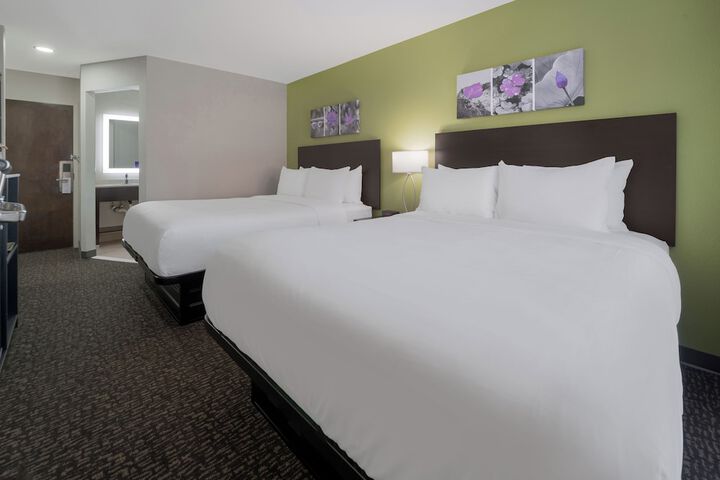 2 Queen Beds (2 of 12)