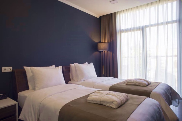 Room 28 of 240