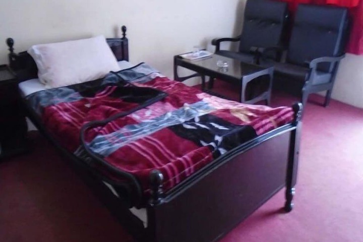 Room 4 of 8
