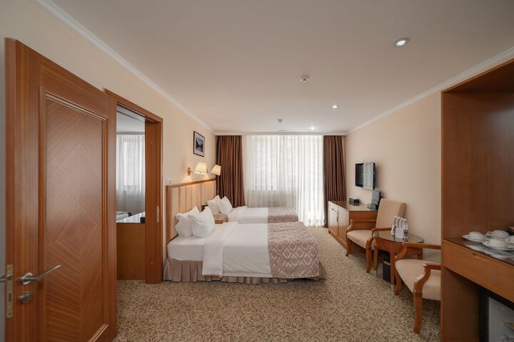 Room 6 of 90