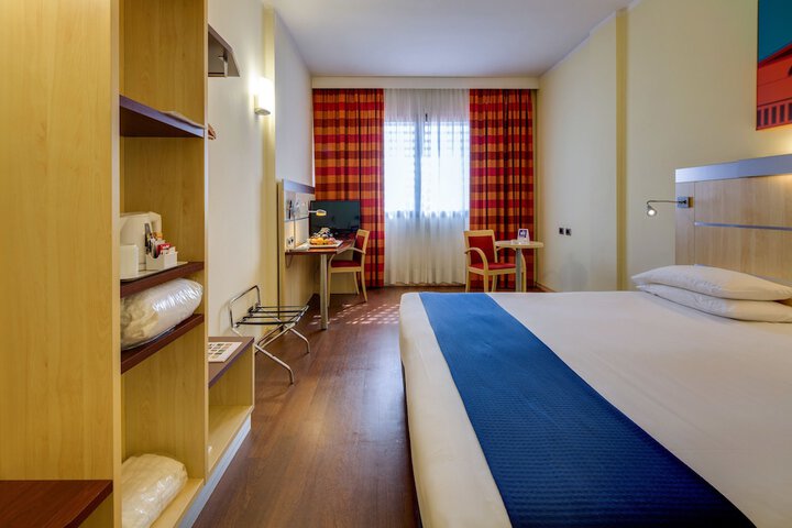 Room 2 of 77