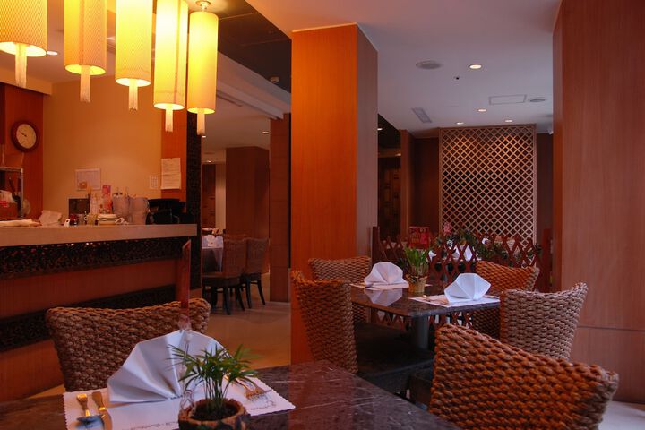 Lounge 77 of 106