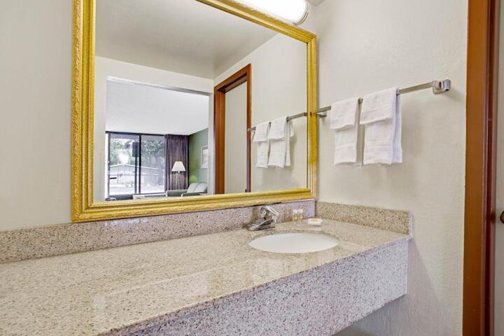 2 Double Beds Poolside Pet Friendly (2 of 11)