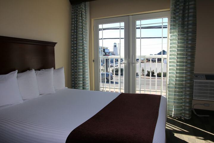 1 King Bed (5 of 7)