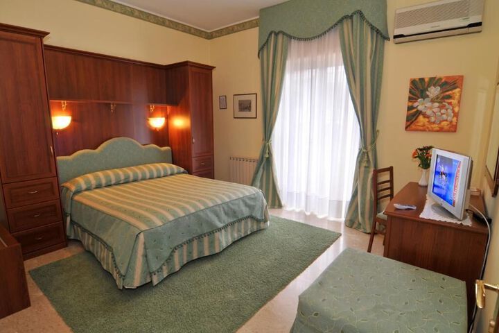 Room 8 of 9