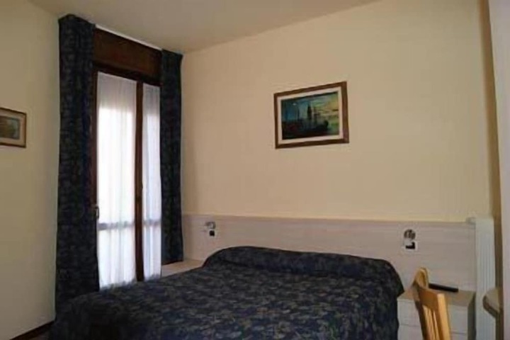 Room 8 of 20