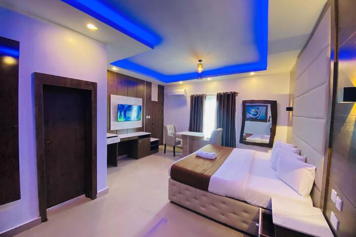 Room 6 of 28