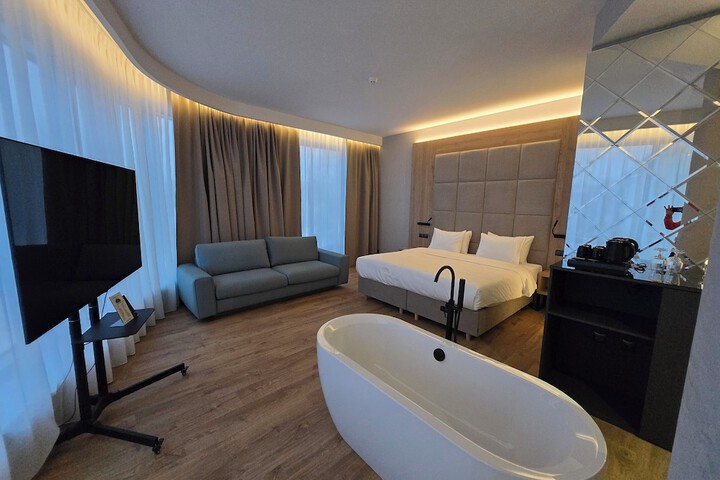 Room 15 of 53