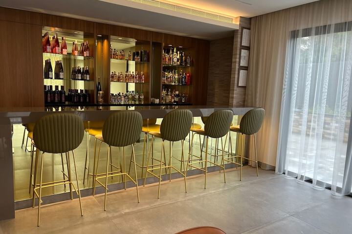 Lounge 21 of 26