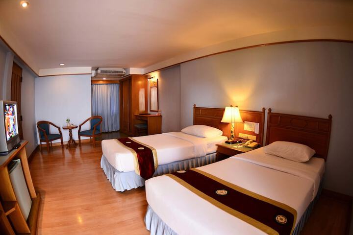 Room 9 of 32