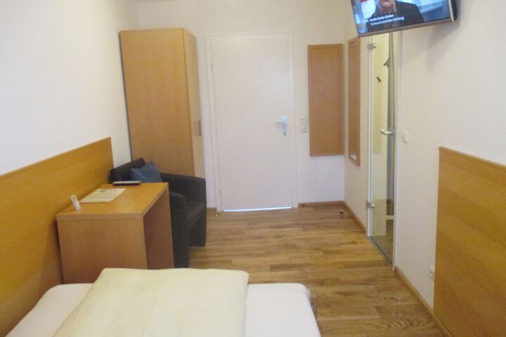 Room 10 of 34