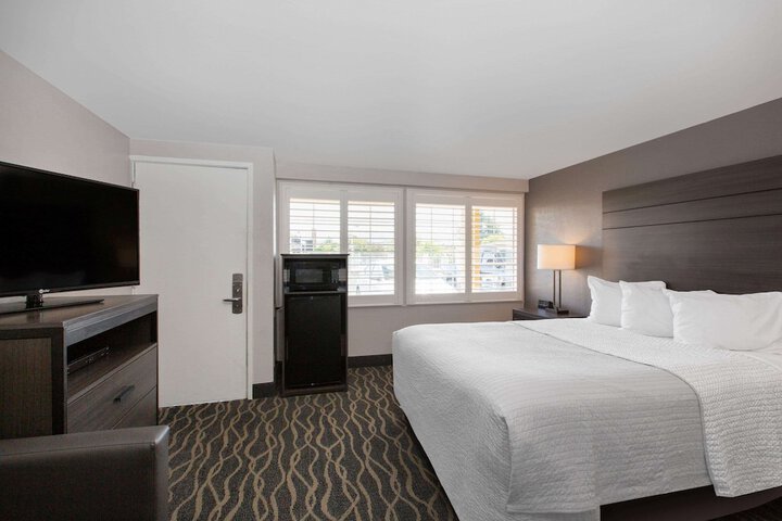 1 Queen Bed (9 of 10)