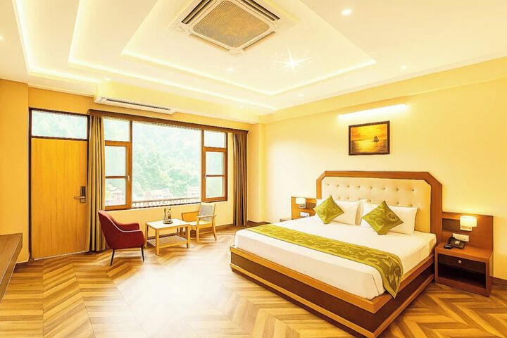 Room 4 of 9