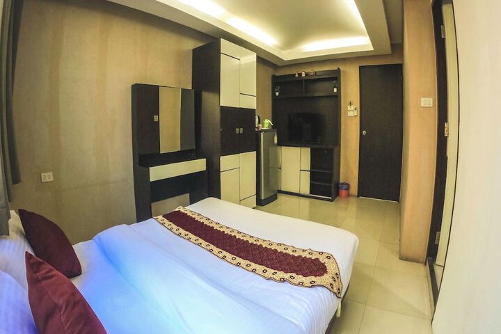 Room 9 of 18