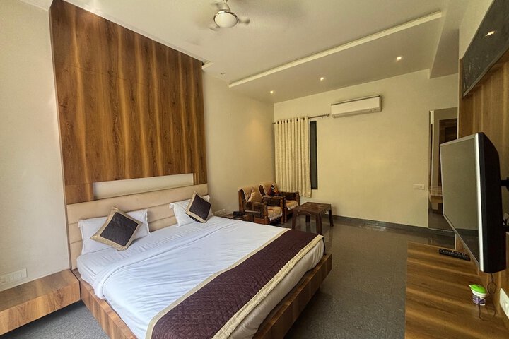 Room 5 of 14