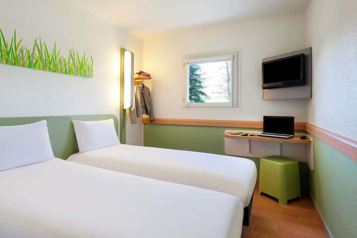 Room 33 of 65