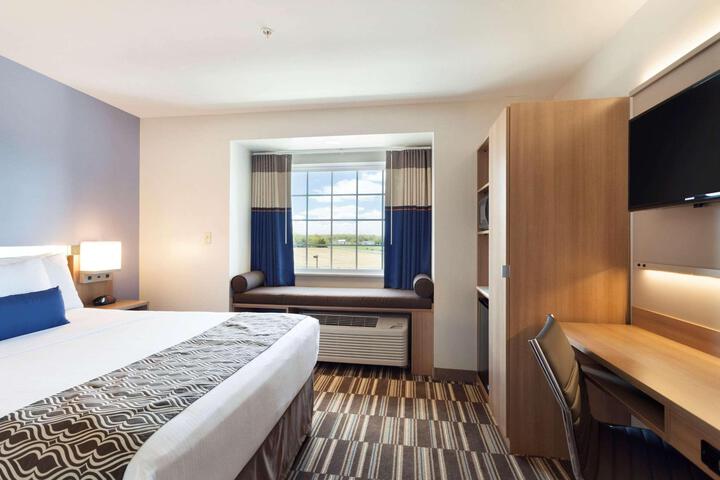 2 Queen Beds (10 of 14)
