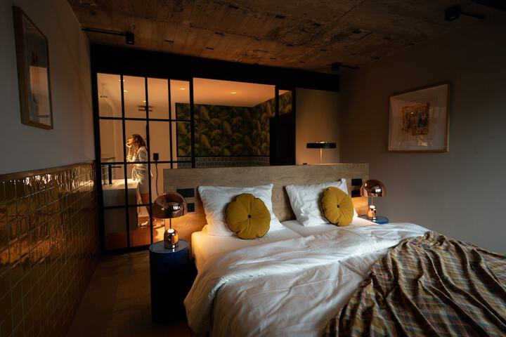 Room 33 of 61