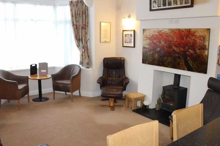 Lounge 25 of 27