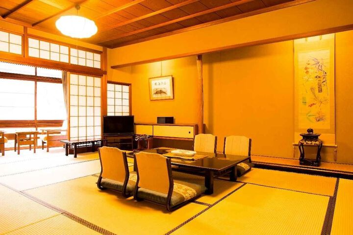 Room 6 of 16