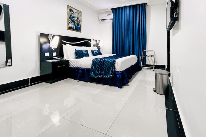 Room 13 of 25