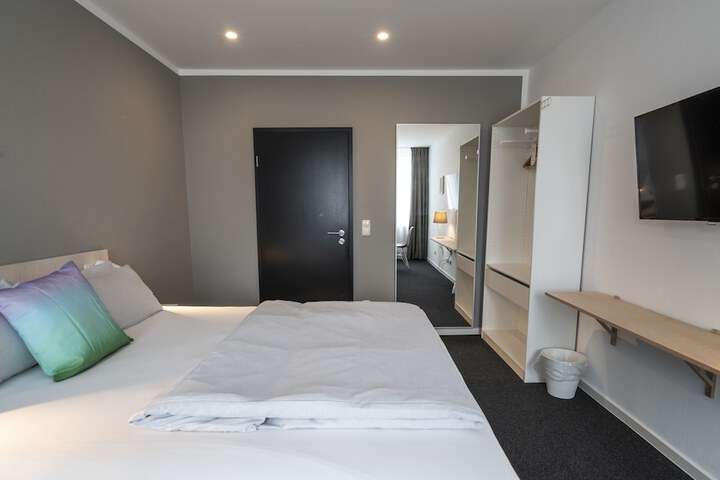 Room 13 of 66