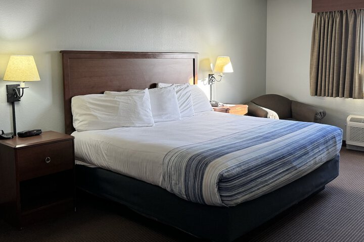 1 King Bed (24 of 25)
