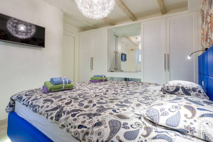 Room 10 of 82