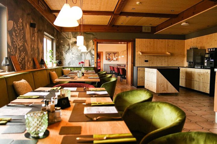 Dining 20 of 23