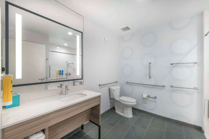 2 Queen Beds with Walk in Shower (4 of 12)