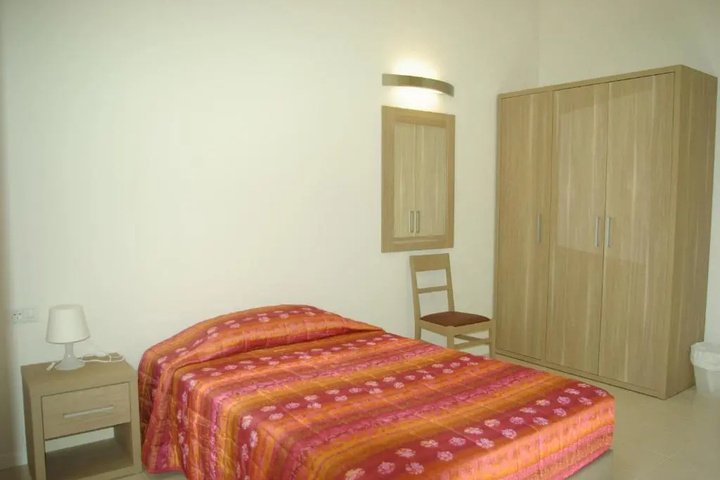 Room 6 of 10