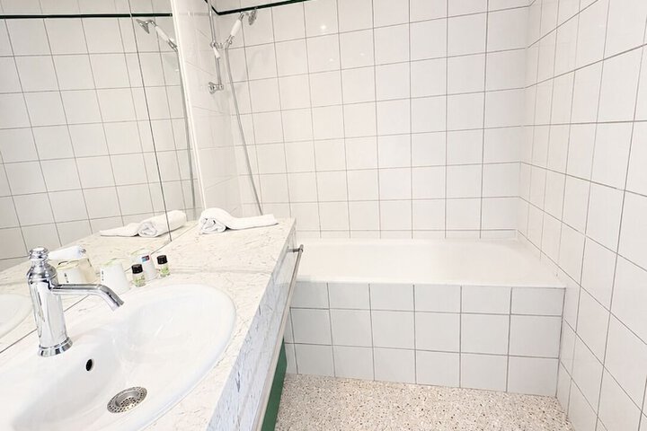 Room 105 of 119