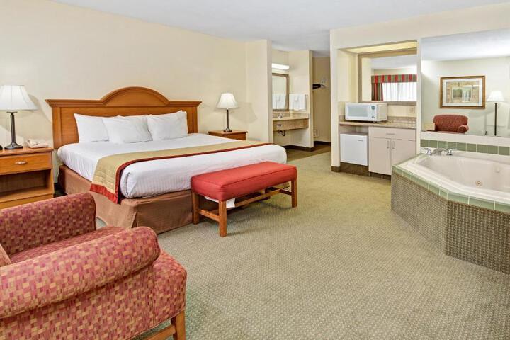 1 King Bed (1 of 12)