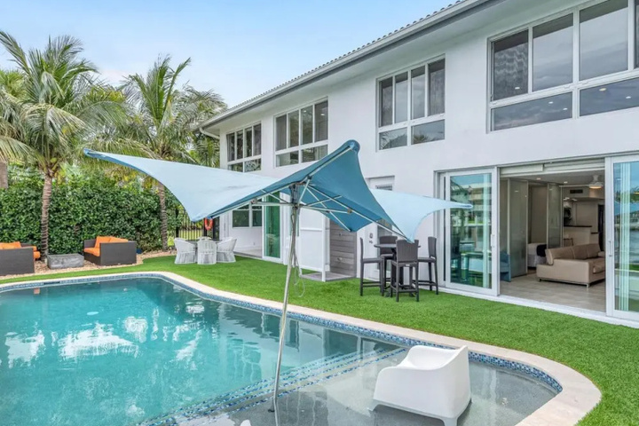 Image of Suite by Beach Waterfront Lago Key Three