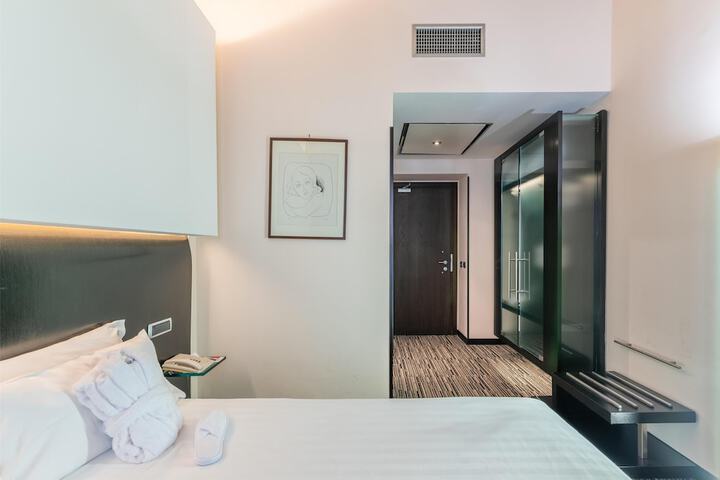 Room 32 of 74