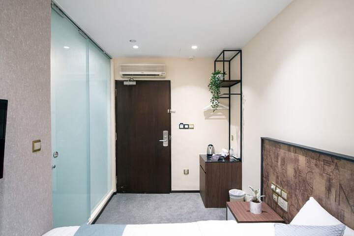 Room 6 of 61