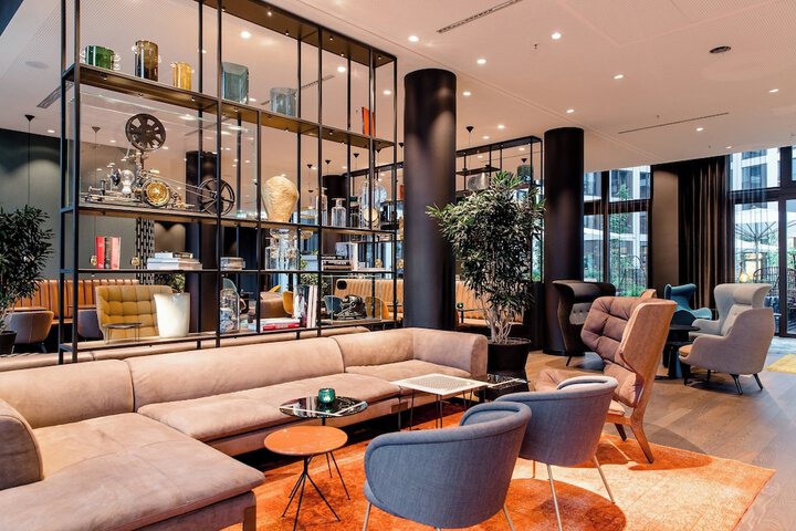 Lounge 17 of 28