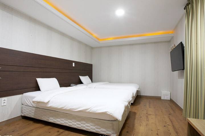 Room 12 of 28