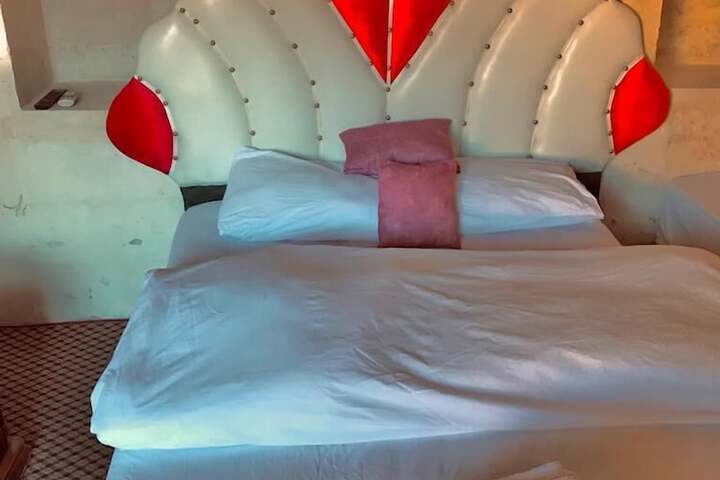 Room 4 of 20