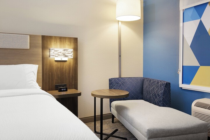 Room 28 of 90